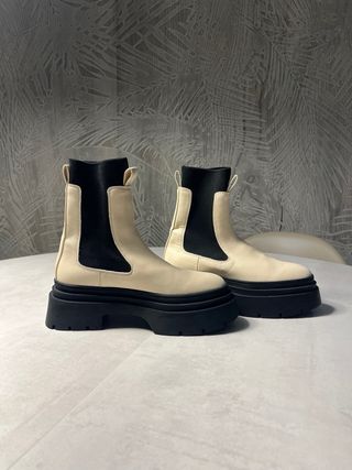 Botas de plataforma beige y negras