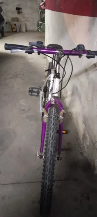 Bicicleta de montaña morada y blanca para chicas