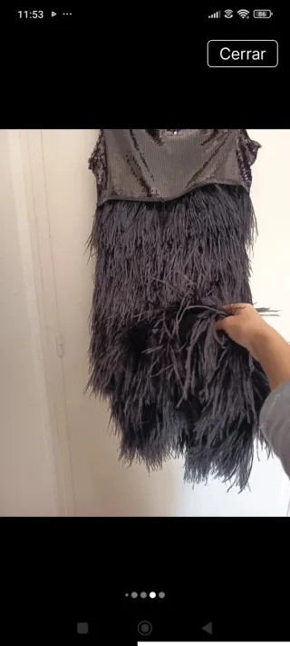 Vestido fiesta de Zara con lentejuelas y plumas