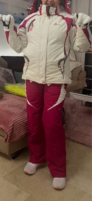 Traje de esquí blanco y rosa