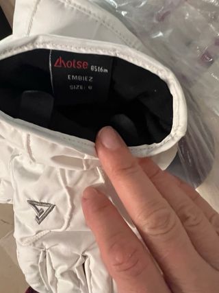 Traje de esquí blanco y rosa