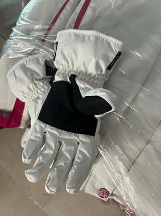 Traje de esquí blanco y rosa