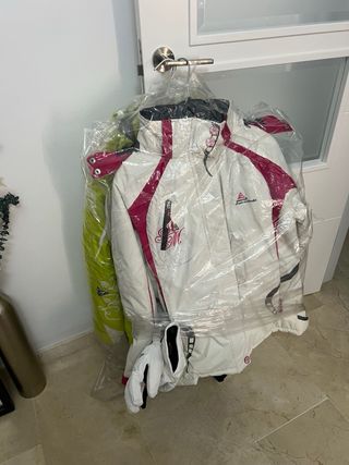 Traje de esquí blanco y rosa