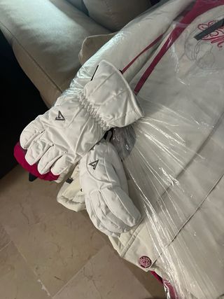 Traje de esquí blanco y rosa