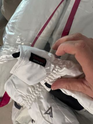 Traje de esquí blanco y rosa