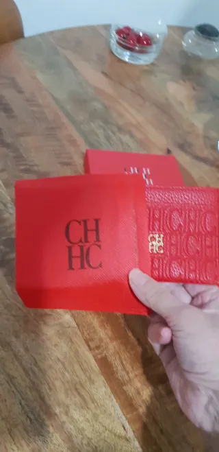 Tarjetero Carolina Herrera piel relieve rojo