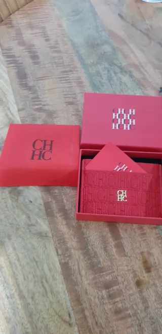 Tarjetero Carolina Herrera piel relieve rojo