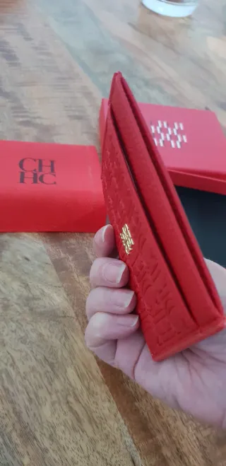 Tarjetero Carolina Herrera piel relieve rojo