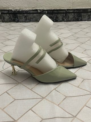 Sandalias verde de punta