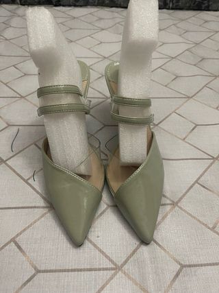 Sandalias verde de punta