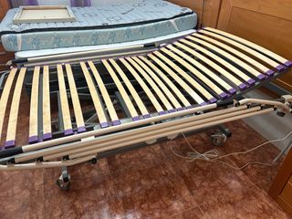 Cama articulada metálica y madera poco uso
