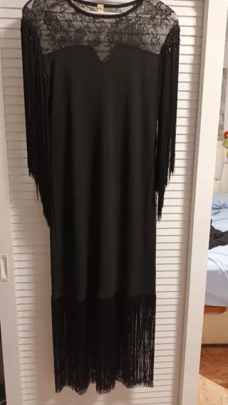 Vestido naranja con volantes y pedrería