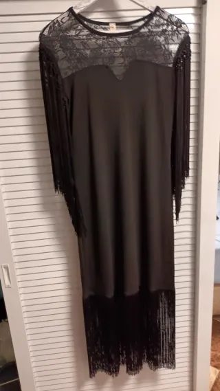 Vestido naranja con volantes y pedrería