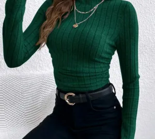 Maglietta verde collo alto a costine