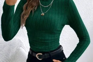 Maglietta verde collo alto a costine