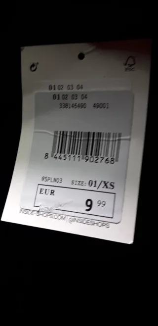 Camiseta negra con abertura frontal