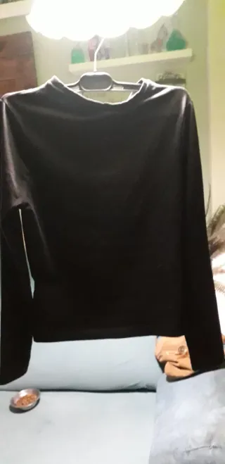 Camiseta negra con abertura frontal