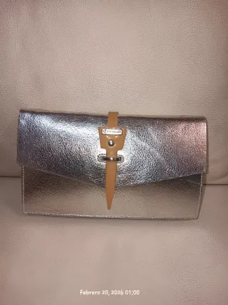 Sandalias tacón plateadas y bolso a juego