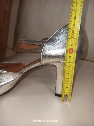 Sandalias tacón plateadas y bolso a juego