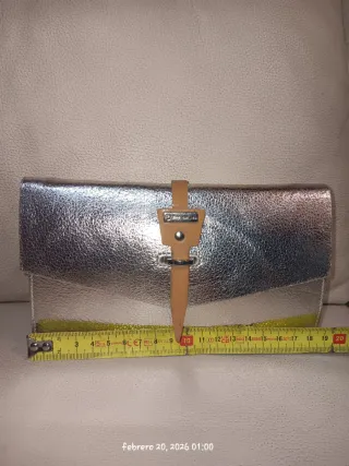 Sandalias tacón plateadas y bolso a juego