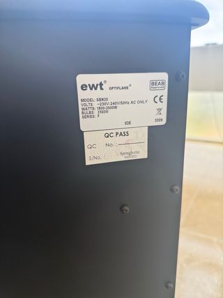 Estufa eléctrica negra con puertas de cristal