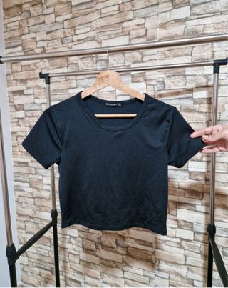 Top corto negro manga corta