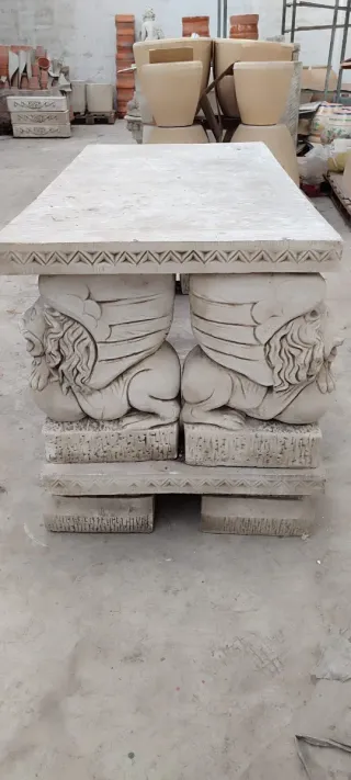 MESA DE PIEDRA EXTERIOR