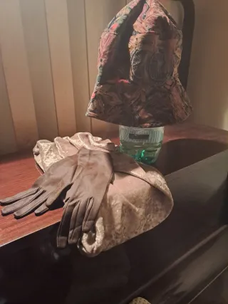 Sciarpa in velluto beige,cappello velluto guanti