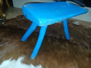 Taburete antiguo azul de madera