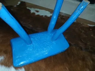 Taburete antiguo azul de madera