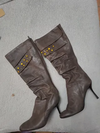 Stivali vera pelle marrone con borchie e strass.