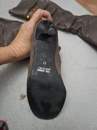 Stivali vera pelle marrone con borchie e strass.