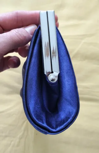 Bolso de fiesta azul con cadena plateada