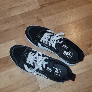 Zapatillas Vans Negras y Blancas