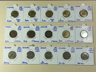 Lote 15 monedas, todas diferentes y en cartón.