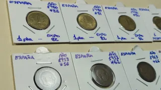 Lote 15 monedas, todas diferentes y en cartón.