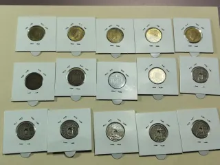 Lote 15 monedas, todas diferentes y en cartón.