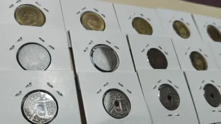 Lote 15 monedas, todas diferentes y en cartón.