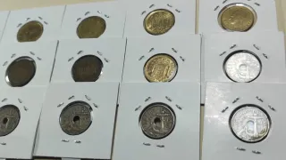 Lote 15 monedas, todas diferentes y en cartón.