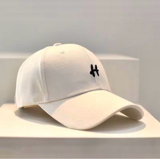 Gorra blanca con letra H