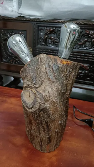 Lámpara rústica de madera con bombillas