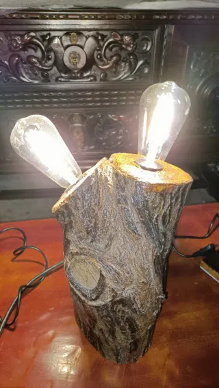 Lámpara rústica de madera con bombillas