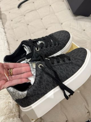 Zapatillas Michael Kors Negras y Plateadas