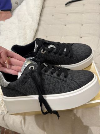 Zapatillas Michael Kors Negras y Plateadas