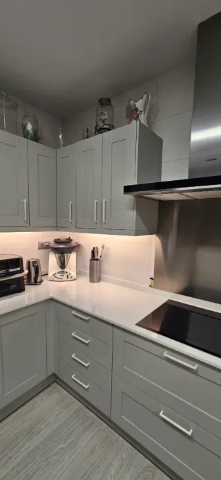 Impecable Cocina modular gris. Por Reforma integra