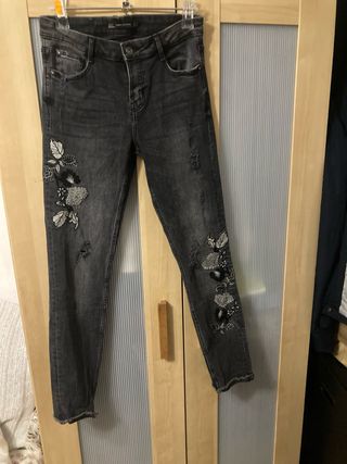 Pantalones vaqueros Zara grises con bordado