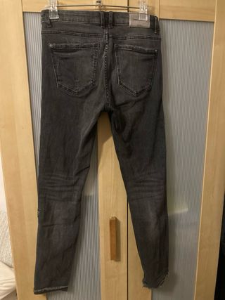 Pantalones vaqueros Zara grises con bordado