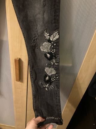 Pantalones vaqueros Zara grises con bordado