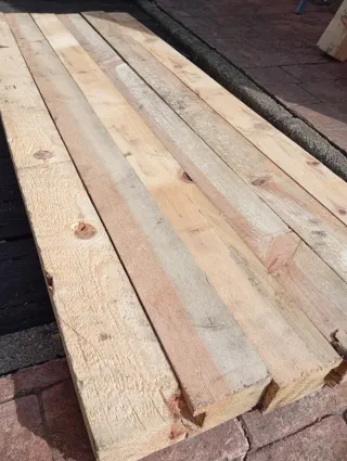 Listónes, palos, vigas, postes, puntales de madera