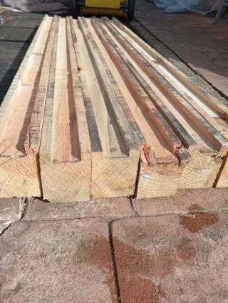 Listónes, palos, vigas, postes, puntales de madera